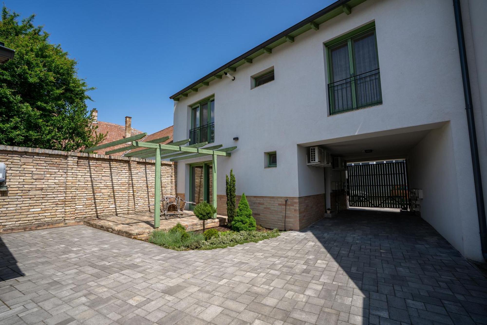 Jokai Apartman Dunafoldvar Εξωτερικό φωτογραφία